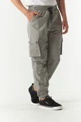 Pantalón cargo negro de nylon con cintura ajustable y puños.