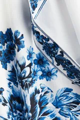 Pollera midi de corte holgado en popelina de algodón con estampado floral en tonos azules. Tiene tiro alto, tira ancha en un lateral y cierre oculto.