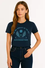 Remera azul marino de algodón con estampado celeste con palmeras, sol y texto.