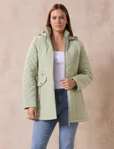Campera capitoneada verde claro, marca Gallery, con abertura central con cierre, bolsillos delanteros y capucha desmontable. Forro interno a tono.