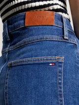 Pantalón jean azul de corte cónico, con talle alto y efecto desteñido.
