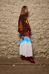 Sweater tejido de lana color marrón con bordado artesanal de flores en el frente y mangas. De calce holgado, cuello redondo y puños acanalados.