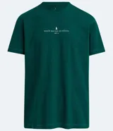 Remera verde de algodón, corte comfort, cuello redondo y mangas cortas. Estampado frontal con texto "Société Nautique Des Regates" y un pequeño velero.