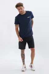 Remera de manga corta color verde azulado con cuello redondo y estampado frontal con el texto "UH3" en blanco.