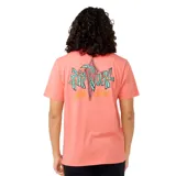 Remera color salmón con estampado pequeño en el pecho.