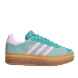 Championes Adidas Gazelle Bold W, color celeste con detalles en rosa y suela de plataforma color caramelo.