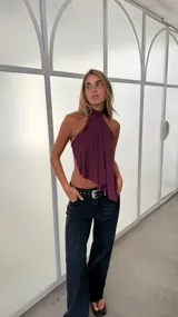Top de cuello halter en color bordó, con diseño asimétrico y caída fluida.
