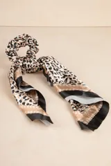 Gomita de pelo de satén con estampado animal print y tiras largas incorporadas.