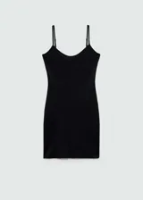 Vestido corto negro ajustado al cuerpo, con tirantes finos regulables y escote redondo.