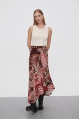 Falda midi de viscosa con estampado paisley en tonos borgoña, rojo y beige.