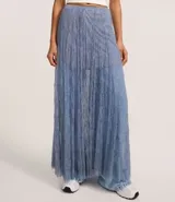 Pollera evasê new midi, confeccionada en encaje, con forro. Diseño con forma de cono, estrecha en la cintura y ligeramente abierta en el largo. El elastano aporta comodidad y capacidad de uso a una gran variedad de prendas, además de ser una fibra resistente.