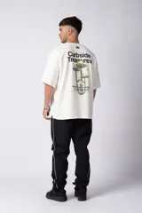 Remera negra oversize de algodón con cuello redondo y mangas cortas. Estampado pequeño en el frente y estampado grande en la espalda con la frase "Curbside Treasure".