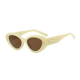 Lentes de sol unisex color crema, con forma ovalada y lentes marrones con filtro UV400.