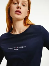Remera de manga larga Tommy Hilfiger color azul marino, de corte ajustado y cuello redondo. Presenta el logo de la marca bordado en el pecho.