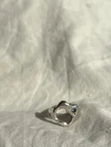 Anillo de plata 925 con diseño irregular y asimétrico.