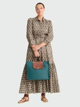 Bolso tipo shopper Longchamp modelo Le Pliage Cabas L, color verde esmeralda con solapa y asas cortas de cuero marrón.