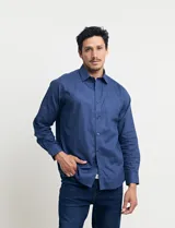 Camisa azul de manga larga con cuello button-down.