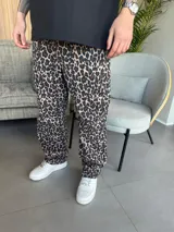Pantalón baggy con estampado animal print en tonos marrón, negro y beige.