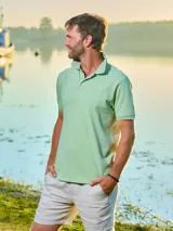 Remera tipo polo color verde claro con cuello blanco y mangas cortas.