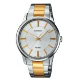 Reloj Casio analógico con caja plateada y detalles dorados, esfera blanca con agujas e indicadores dorados, y pulsera de acero inoxidable plateada y dorada. Resistente al agua hasta 50 metros.
