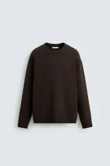 Sweater marrón de corte recto, cuello redondo y manga larga. Tejido de punto suave con terminaciones en rib.