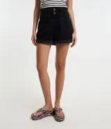Short baggy de jeans negro con cintura doble, trabillas, elástico, botones dobles, cierre con cremallera y ruedo doblado.