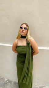 Vestido largo de microtul elastizado color naranja, con escote recto, frunces y forro corto.