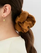 Maxi scrunchie de corderoy color marrón.