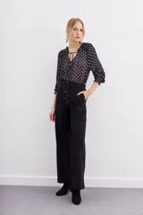 Pantalón recto de tiro alto confeccionado en viscosa con elastano, con cierre trasero invisible y bolsillos laterales.