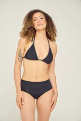 Top de bikini negro con corte triangular, tirantes finos y copas preformadas removibles.