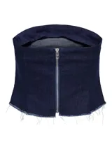 Top bandeau de denim azul oscuro con terminación desflecada en el ruedo.