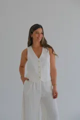 Chaleco blanco de lino con escote en V y botones frontales.