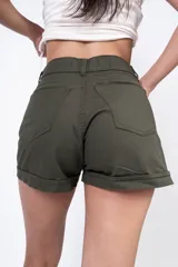 Short de gabardina color beige, tiro alto, con bolsillos delanteros y traseros, y ruedo con dobladillo.