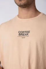 Remera color durazno de algodón lavado con estampa frontal con la frase "Coffee Break is the best kind of break".