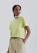 Remera color beige de corte clásico, con cuello redondo y mangas cortas.