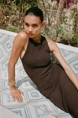 Brazalete metálico de color dorado con diseño de hoja de Monstera calada y labrada.