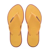 Sandalias Havaianas modelo Point, color rosa con base amarilla y logo plateado.