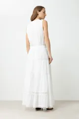 Maxi falda blanca con cintura elastizada y detalles de puntilla.