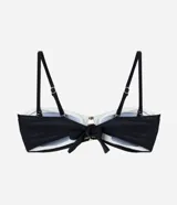 Top de bikini bandeau con bloques de color blanco, marrón y negro. Tiene breteles ajustables y removibles, relleno removible, adorno metálico en el centro del busto y lazo en la espalda.