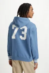 Buzo hoodie celeste con logo Levis estampado en el frente y puños acanalados con rayas blancas.