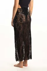 Pollera larga negra de encaje, corte recto y tiro alto, con forro interior que llega hasta la mitad del muslo.