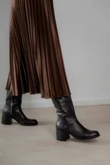 Botas de cuero negras con caña alta y taco cuadrado forrado en cuero.