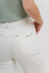 Pantalón de jean blanco, de tiro alto y corte recto.