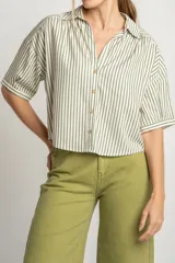 Camisa oversize a rayas verticales color verde y blanco, con cuello clásico, manga corta y cierre frontal con botones.