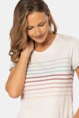 Remera azul con rayas horizontales en tonos rosa, celeste y blanco.