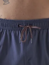 Short de baño verde oliva con cintura elástica ajustable con cordón, bolsillos laterales y un bolsillo trasero con ojal de drenaje.