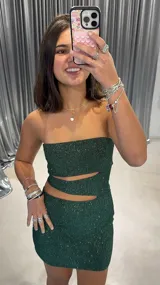 Minivestido strapless verde esmeralda con lurex y corte a la cintura.