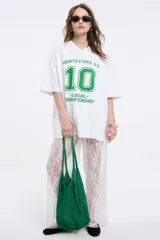 Remera color beige con cuello en V y estampado con la palabra 'Authentic' y una estrella.