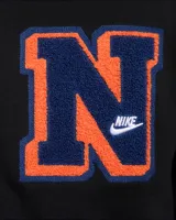 Campera negra con capucha y cierre frontal, con logo de Nike bordado en blanco en el puño izquierdo y una letra N grande en el pecho con borde naranja y relleno azul.