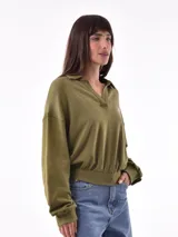Buzo deportivo color verde oliva con cuello polo y puños ajustados.